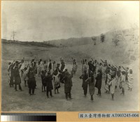 藏品(泰雅族學童室外音樂教學)的圖片